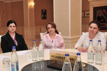 Abşeron rayonunda “Qadınların şəhərsalmada rolu” mövzusunda dəyirmi masa keçirilib