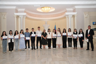 Könüllü fəaliyyətini uğurla başa vuran gənclərə sertifikatlar təqdim edilib