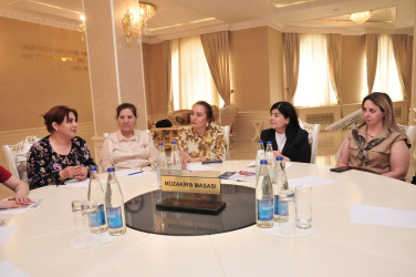 Abşeron rayonunda “Qadınların şəhərsalmada rolu” mövzusunda dəyirmi masa keçirilib