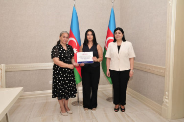 Könüllü fəaliyyətini uğurla başa vuran gənclərə sertifikatlar təqdim edilib