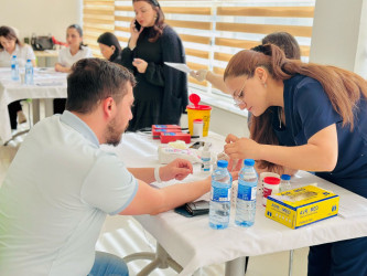 Abşeron Rayon Mərkəzi Xəstəxanasında Ulu Öndər Heydər Əliyevin anadan olmasının 102-ci il dönəmi ilə əlaqədar qanvermə aksiyası keçirilib