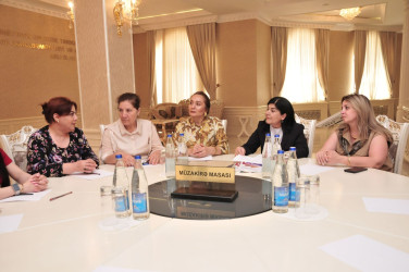 Abşeron rayonunda “Qadınların şəhərsalmada rolu” mövzusunda dəyirmi masa keçirilib