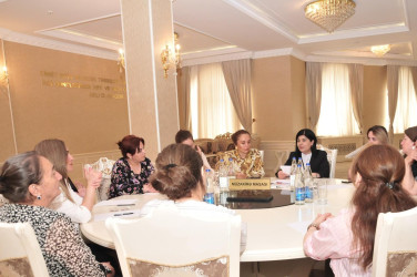 Abşeron rayonunda “Qadınların şəhərsalmada rolu” mövzusunda dəyirmi masa keçirilib