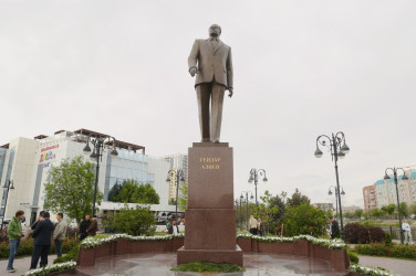Ümummilli Lider Heydər Əliyevin anadan olmasının 102-ci ildönümü Həştərxan vilayətində qeyd edilib