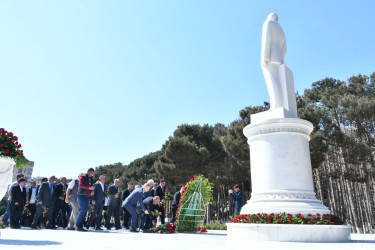 Ümummilli Lider Heydər Əliyevin anadan olmasının 103-cü ildönümü Abşeron rayonunda qeyd edilib